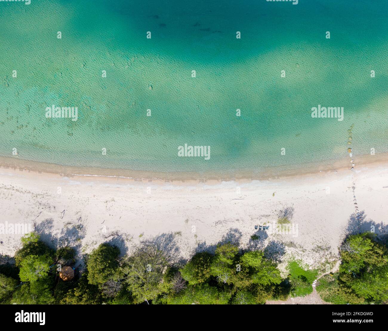 Vista aerea di una spiaggia di sabbia bianca sul Lago Michigan Foto Stock