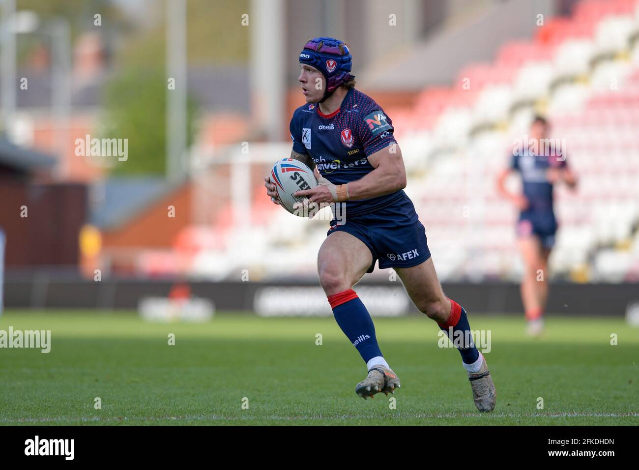 Leigh, Regno Unito. 30 Apr 2021. Theo Fages (7) di St Helens corre con la palla a Leigh, Regno Unito, il 30/4/2021. (Foto di Simon Whitehead/News Images/Sipa USA) Credit: Sipa USA/Alamy Live News Foto Stock