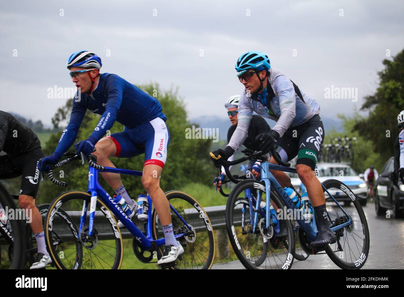 Pola De Lena, Spagna. 30 Apr 2021. Alto de la Campa, SPAGNA: Il pilota del Team Total Direct Energie, Fabien Doubey (L, 144) e il pilota EOLO-Kometa, Diego Pablo Sevilla (R, 55) durante la prima tappa della Vuelta a Asturias 2021 tra Oviedo e Pola de Lena, Spagna, il 30 aprile 2021. (Foto di Alberto Brevers/Pacific Press) Credit: Pacific Press Media Production Corp./Alamy Live News Foto Stock