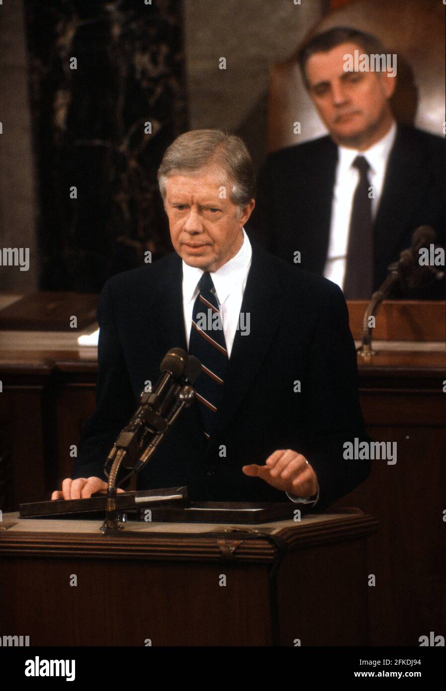 Il presidente degli Stati Uniti Jimmy carter si rivolge ad una sessione congiunta del Congresso per riferire sul vertice DI SALT II a Vienna in seguito alla firma di un trattato tra gli Stati Uniti e la U.S.R. sulla limitazione delle armi offensive strategiche e documenti correlati con Leonid l'ich Brezhnev, Segretario generale e membro, Politburo, Partito comunista dell'Unione Sovietica Comitato Centrale e Presidente del Presidio del Soviet Supremo della Repubblica Socialista Sovietica unita (U.S.S.R.) nella Camera della Camera degli Stati Uniti del Campidoglio degli Stati Uniti Lunedi, 18 giugno 1979.Credit: Howard L. Sachs/CNP | Use Worldwide Foto Stock