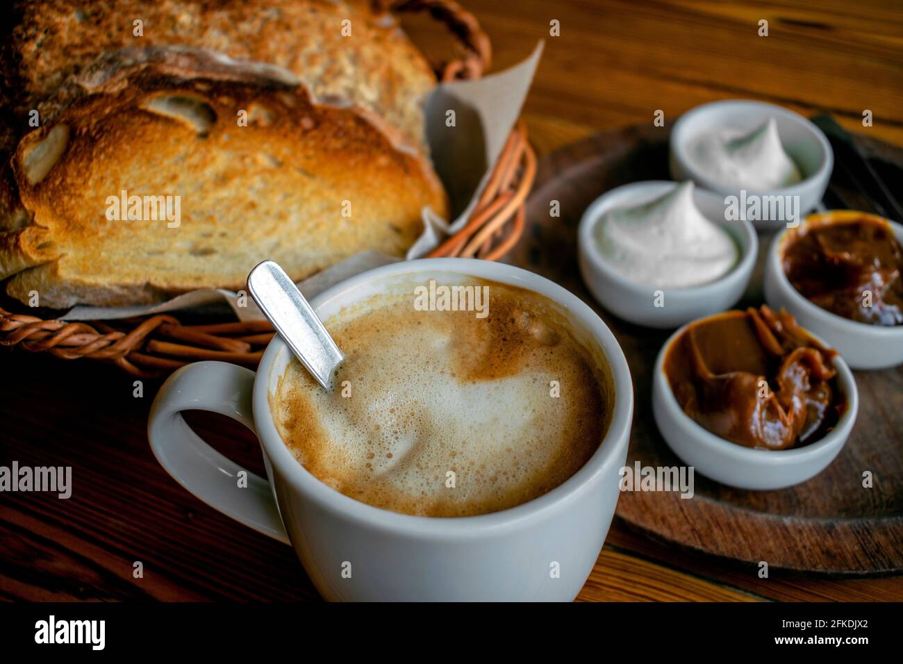 Caffè con latte (latte) e toast di campagna con dulce de leche e crema di formaggio. Foto Stock