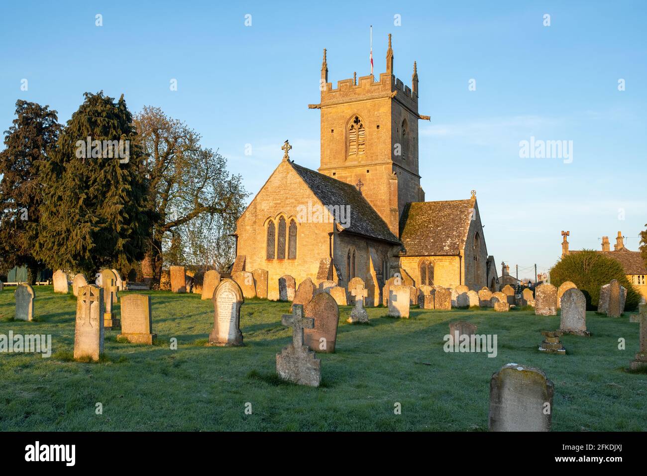 Chiesa di San Pietro all'alba. Willersey, Cotswolds, Gloucestershire, Inghilterra Foto Stock