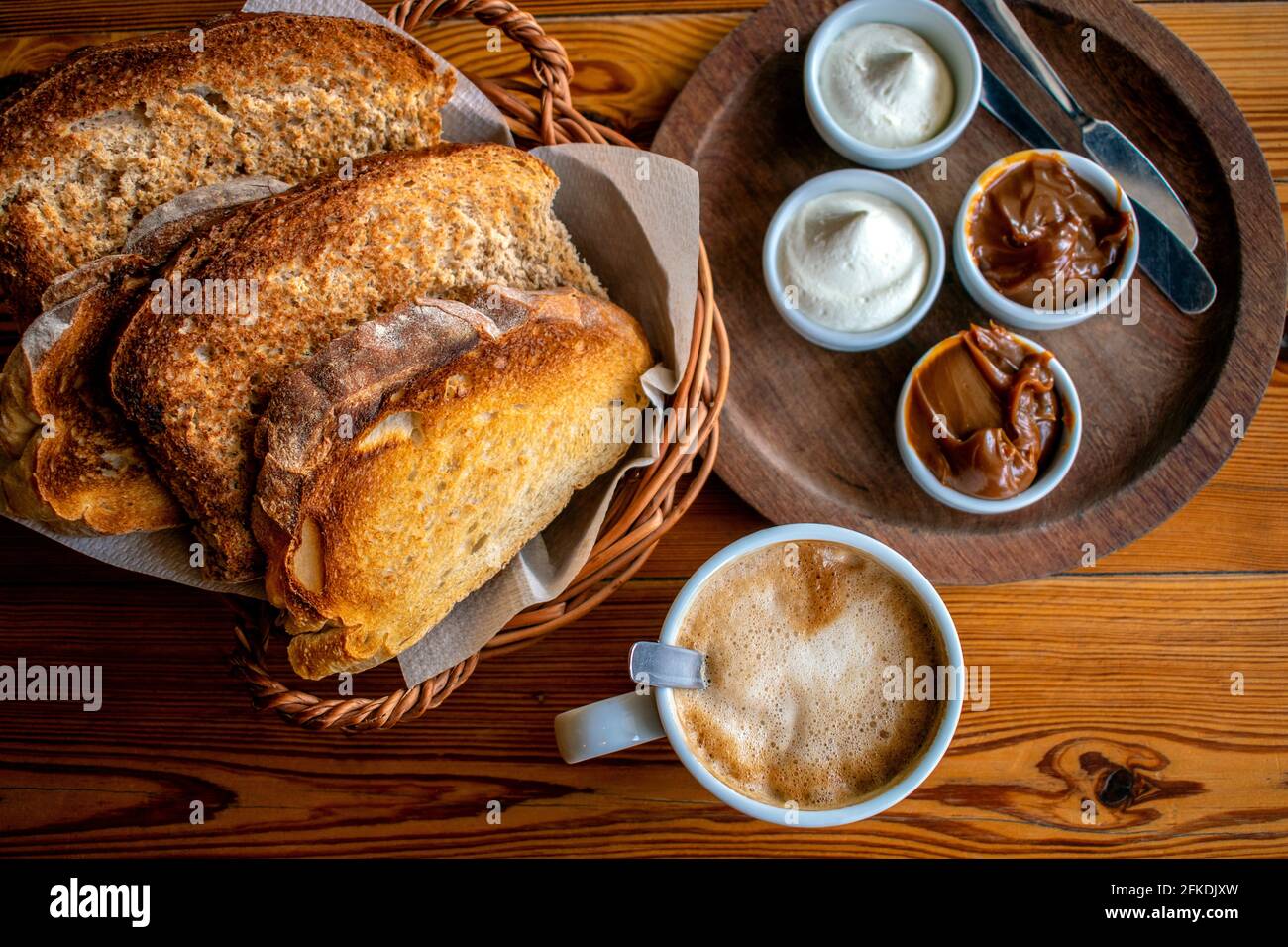 Caffè con latte (latte) e toast di campagna con dulce de leche e crema di formaggio. Foto Stock