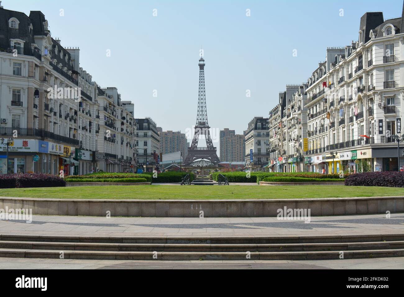 Tianducheng in Cina, splendida vista dell'architettura francese di stile Parigino e del paesaggio verso la copia della Torre Eiffel. Maggio 2021 Foto Stock