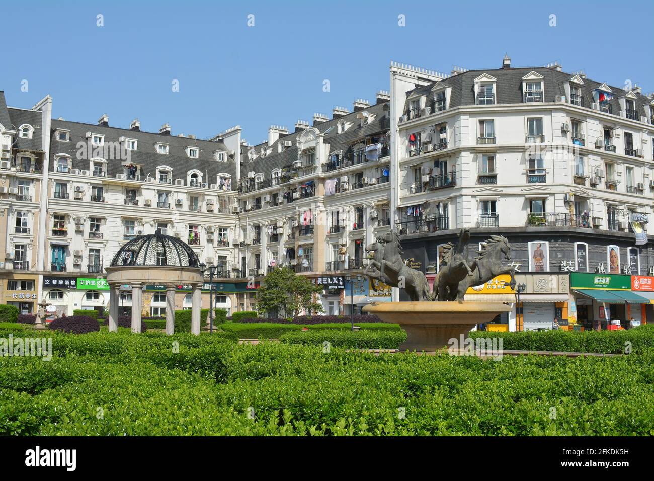 Tianducheng in Cina, edifici in stile parigino e paesaggio progettati per replicare la città francese in un sobborgo di Hangzhou, provincia di Zhejiang. Foto Stock