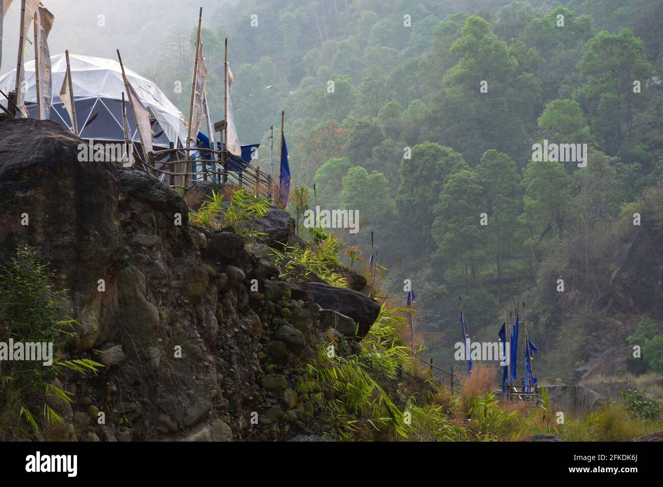 Bella tenda Igloo casa. Un soggiorno ideale a casa con bellezza panoramica sulla riva del fiume situato a Todey, kalimpong. Foto Stock