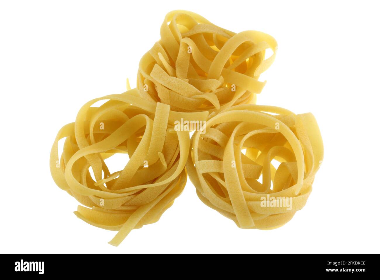 Una serie di nidi di fettuccine isolati su sfondo bianco Foto Stock