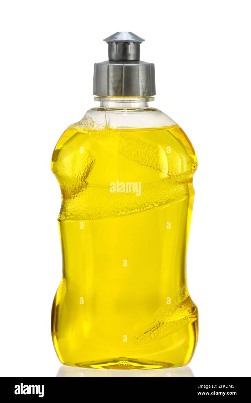 Una bottiglia di liquido di lavaggio a piastra gialla, isolata su sfondo bianco Foto Stock