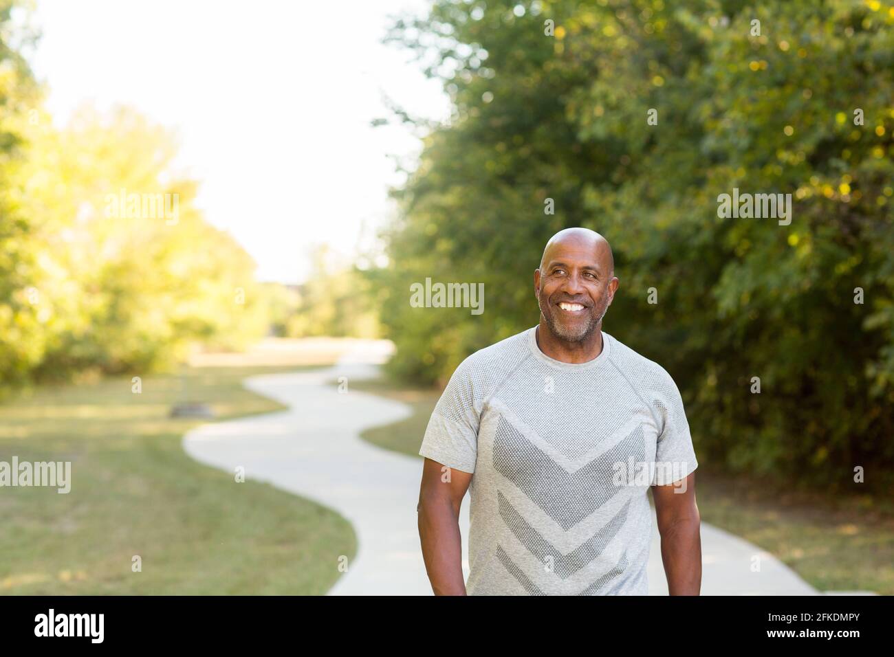 Uomo afroamericano maturo che fa una passeggiata fuori. Foto Stock