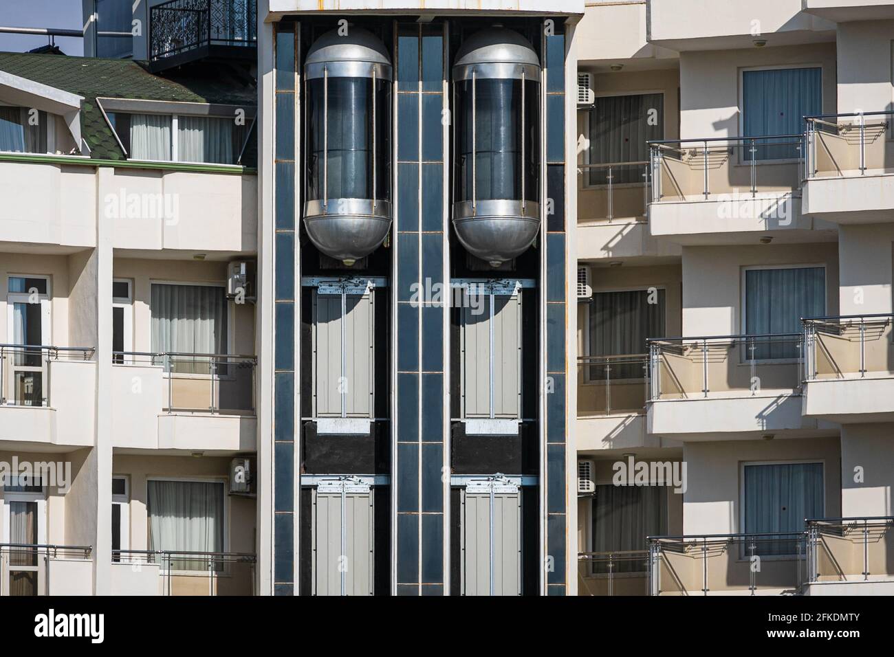 Un vecchio edificio abbandonato con ascensori sulla strada, condizionatori d'aria Foto Stock