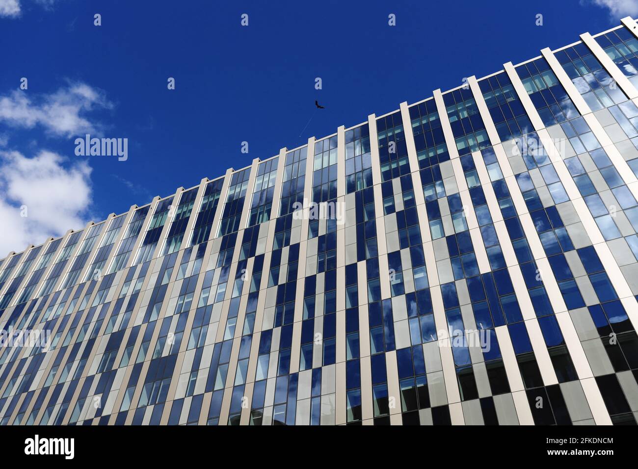 Vista ad angolo basso di una moderna facciata di un edificio d'uffici. Foto Stock