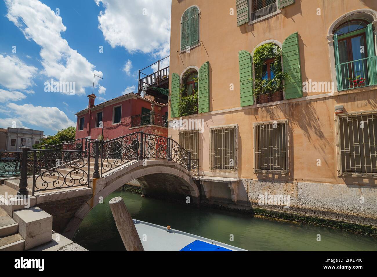 Piccolo ponte in ghisa, in piazza San Vidal (campo San Vidal), Venezia Foto Stock