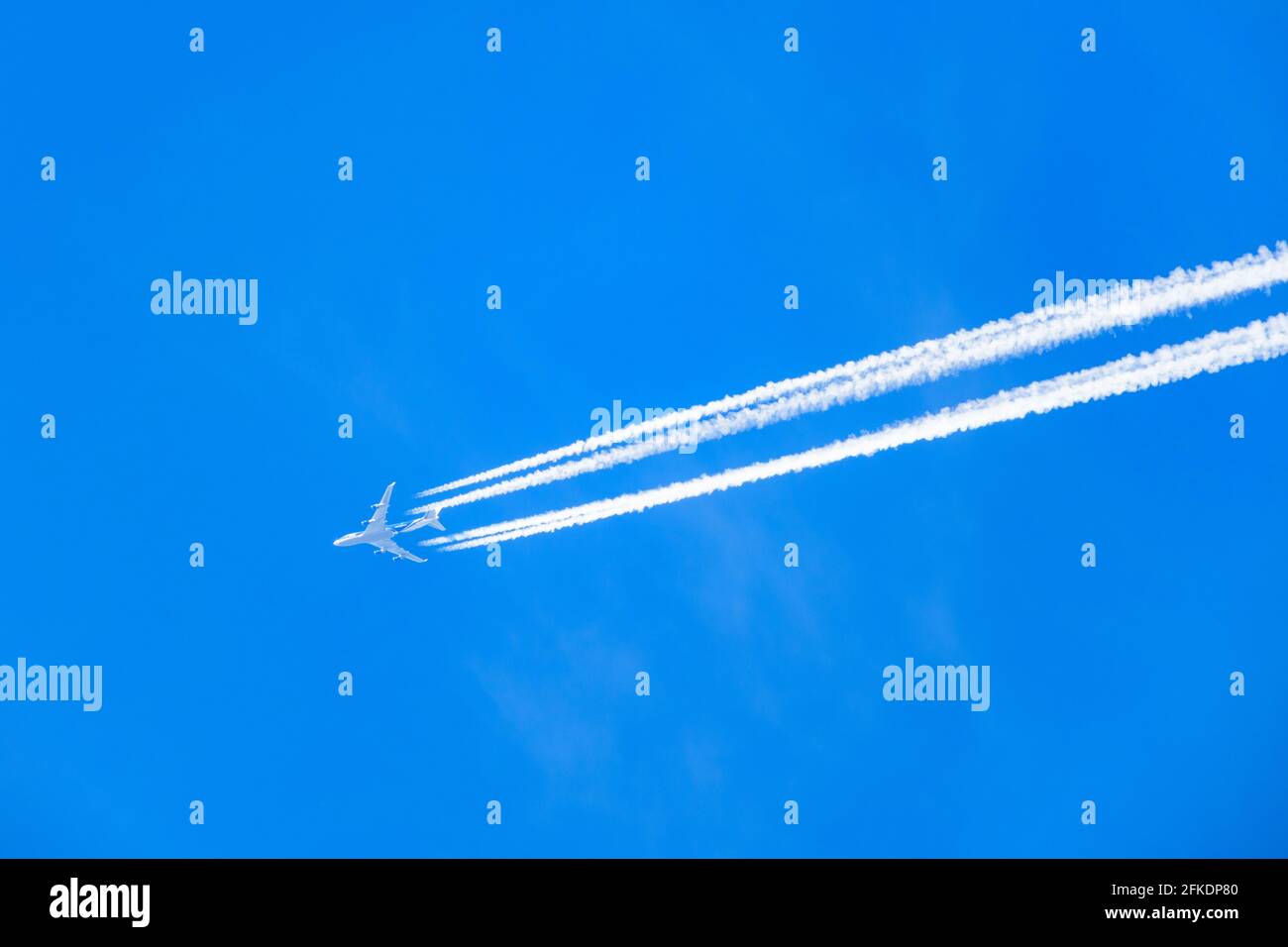 hoersching, austria, 30 aprile 2021, boeing 747-400 gestito da un ponte aereo cargo sopra l'aeroporto di linz Foto Stock