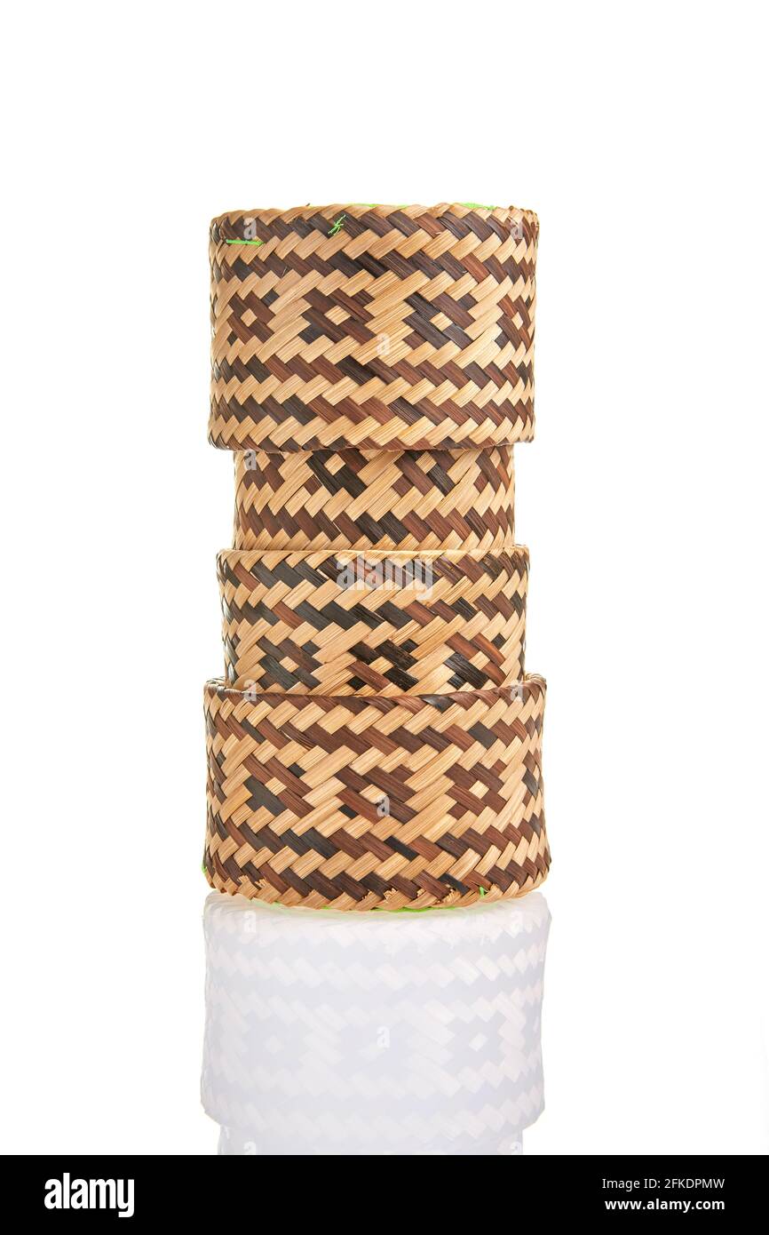 Prodotto naturale fatto a mano, cesto rotondo in vimini, tessitura in rattan. Concetto eco-compatibile e sostenibile. Acquisti ecocompatibili e regali riciclati. Foto Stock