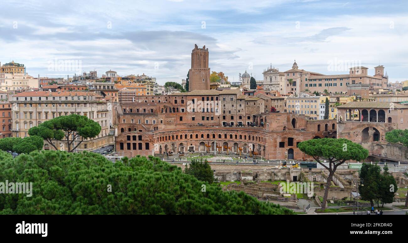 Il forum e il mercato di Traiano a Roma. Il mercato di Traiano (mercati di Traiano) è una delle principali attrazioni turistiche di Roma Foto Stock
