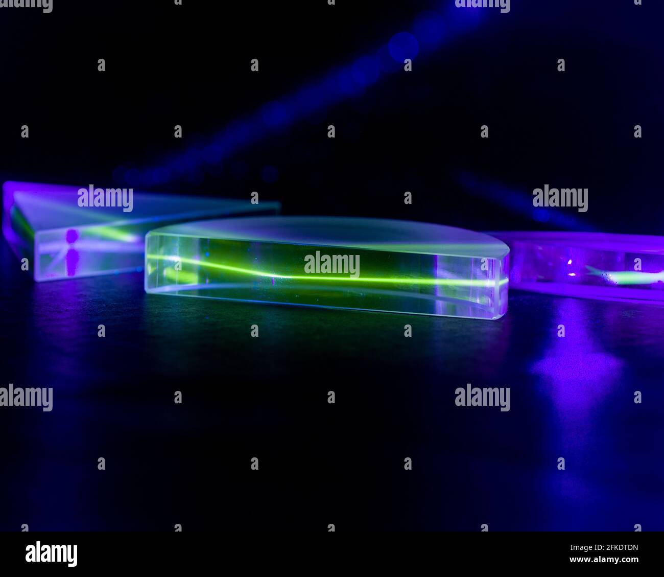 Rifrazione/riflessione laser viola attraverso il prisma Foto Stock