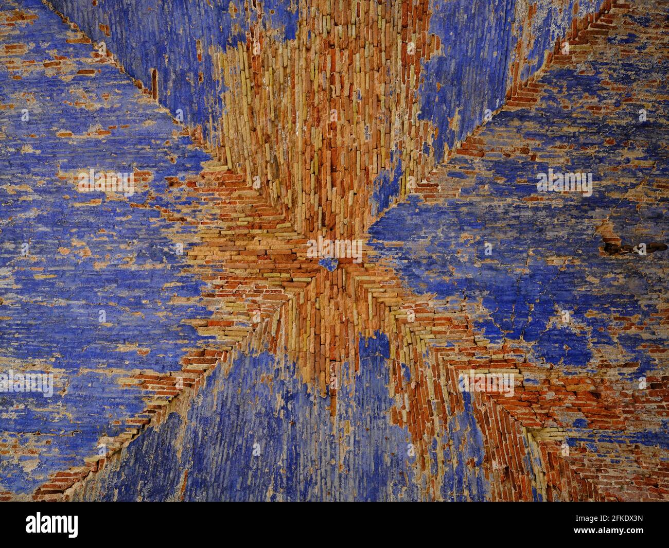 Soffitto con una vecchia vernice blu che si sfaldano e che rivela la sua struttura di mattoni rossi. Villefranche-sur-Mer, Costa Azzurra, Francia. Foto Stock
