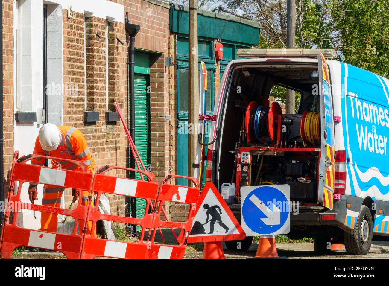Un intervento di riparazione d'emergenza sul Tamigi a Londra con barriere e cartelli stradali. Foto Stock