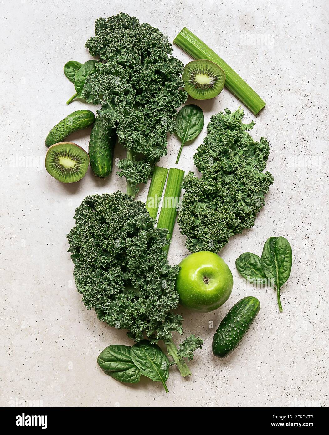 Ingredienti salutari per frullato verde o insalata - supercibi, disintossicazione, dieta, salute o cibo vegetariano. Foto Stock