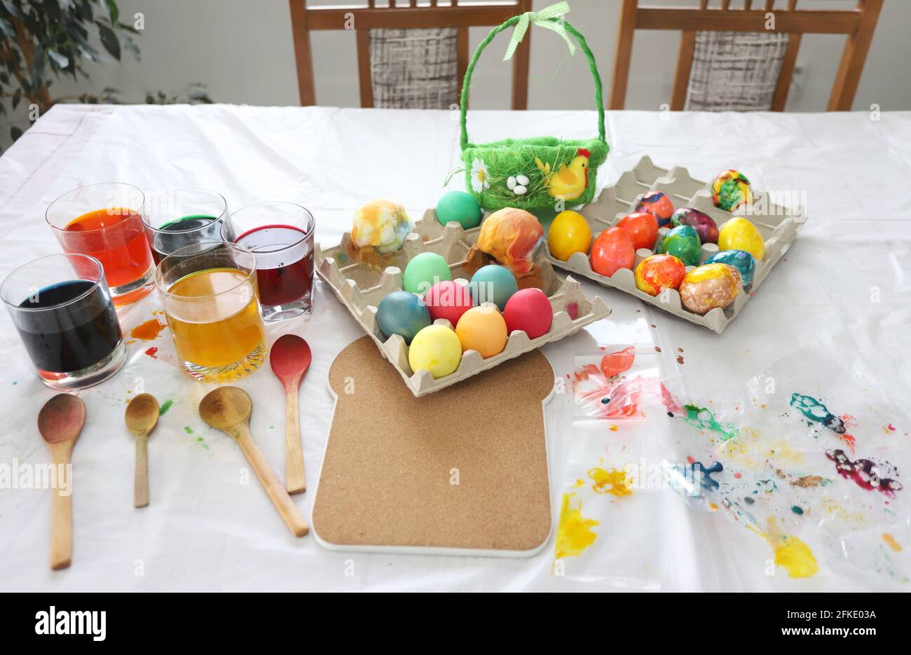 Colorazione e pittura delle uova di Pasqua. Buona Pasqua Foto Stock