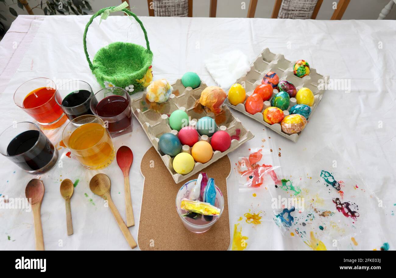 Colorazione e pittura delle uova di Pasqua. Buona Pasqua Foto Stock