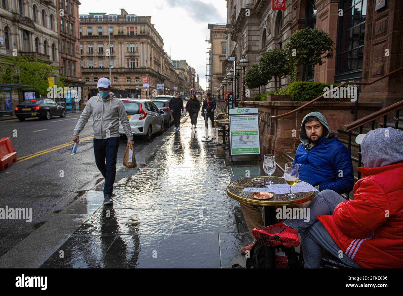 Persone che bevono nel centro della città di Glasgow, Scozia, Regno Unito Foto Stock