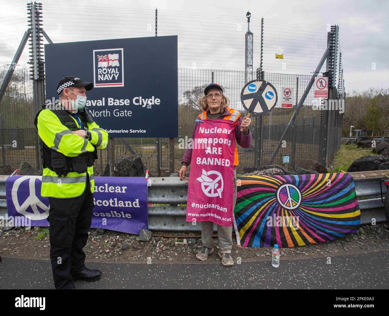 Ogni mercoledì si tiene una veglia alla base navale HM sulla Clyde, che è meglio conosciuta come la casa delle armi nucleari britanniche. Foto Stock