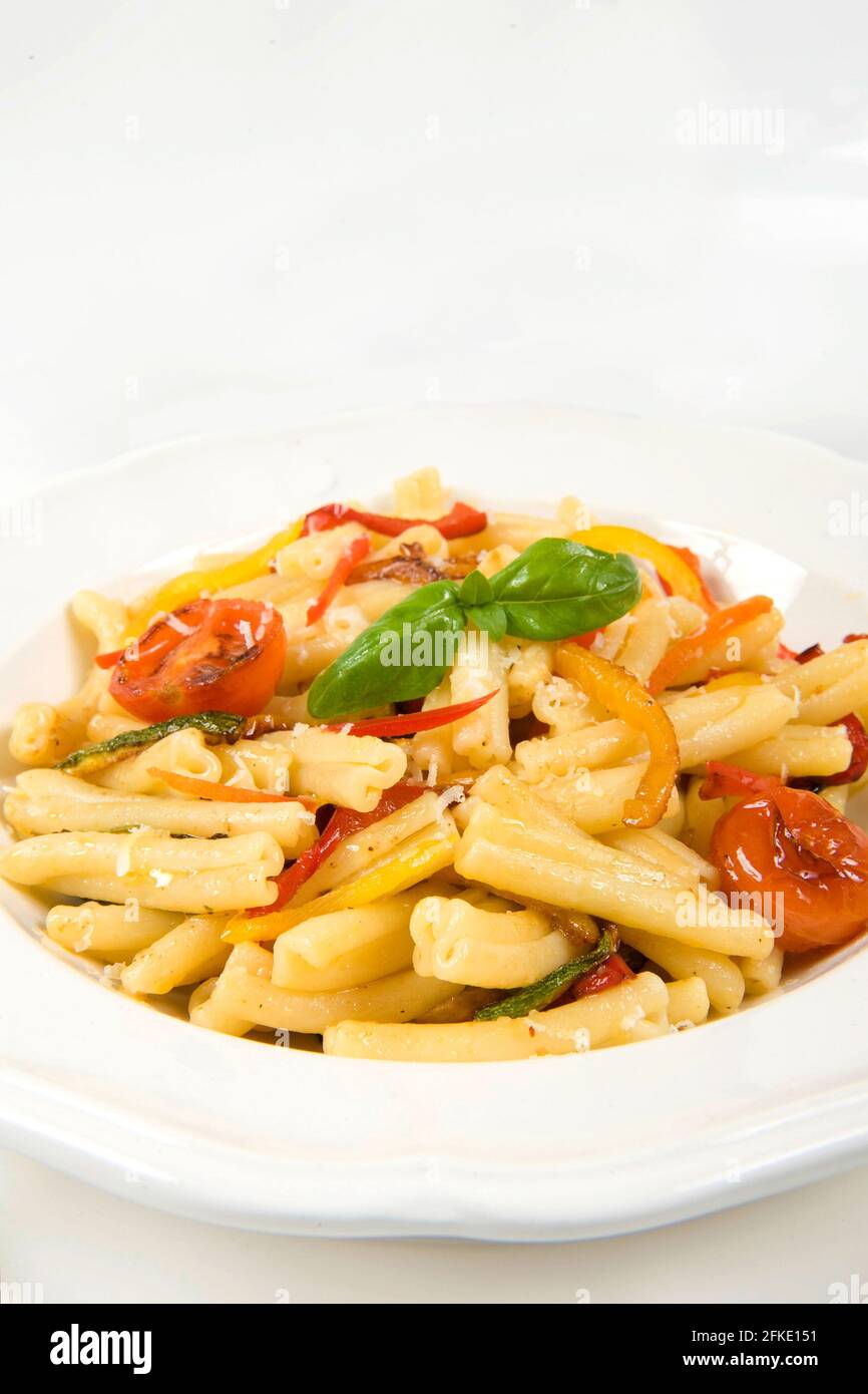 pasta vegana chiamata casarrecce con le verdure e chili evo olio o pasta con verdure fresche zucchine pepe giallo ciliegia pomodori e peperoncino extra vi Foto Stock