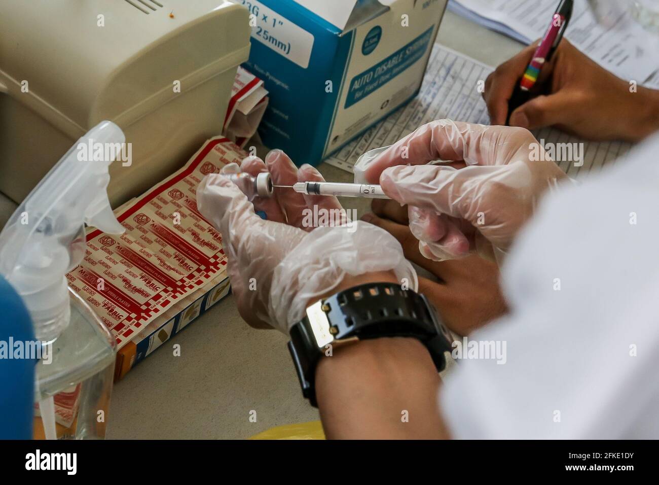 Manila. 1 maggio 2021. Un operatore sanitario prepara una dose del vaccino Sinovac COVID-19 a Manila, Filippine, il 1° maggio 2021. Credit: Rouelle Umali/Xinhua/Alamy Live News Foto Stock