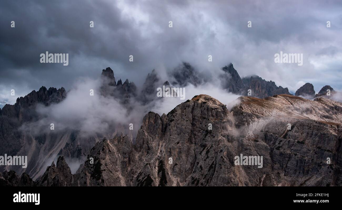 Paesaggio montano con nebbia, al tramonto. A tre Cime di lavaredo, dolomiti italiane a in Alto Adige in Italia. Foto Stock