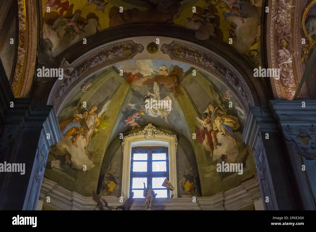 Udine, Italia (30 aprile 2021) - gli angeli cantanti dipinti da G. B. Tiepolo sulla Gallia della cappella del Santissimo Sacramento nella Cattedrale Foto Stock