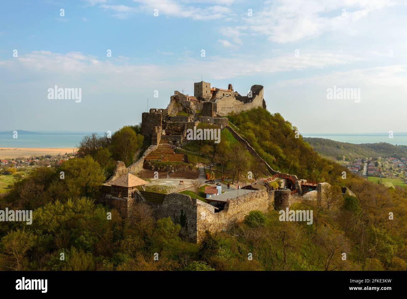 Il Castello di Szigliget con la montagna Badacsony vicino al lago Balaton in Ungheria. Rovine della fortezza monumento isorico. Costruito nel 11 secolo, distrutto Foto Stock