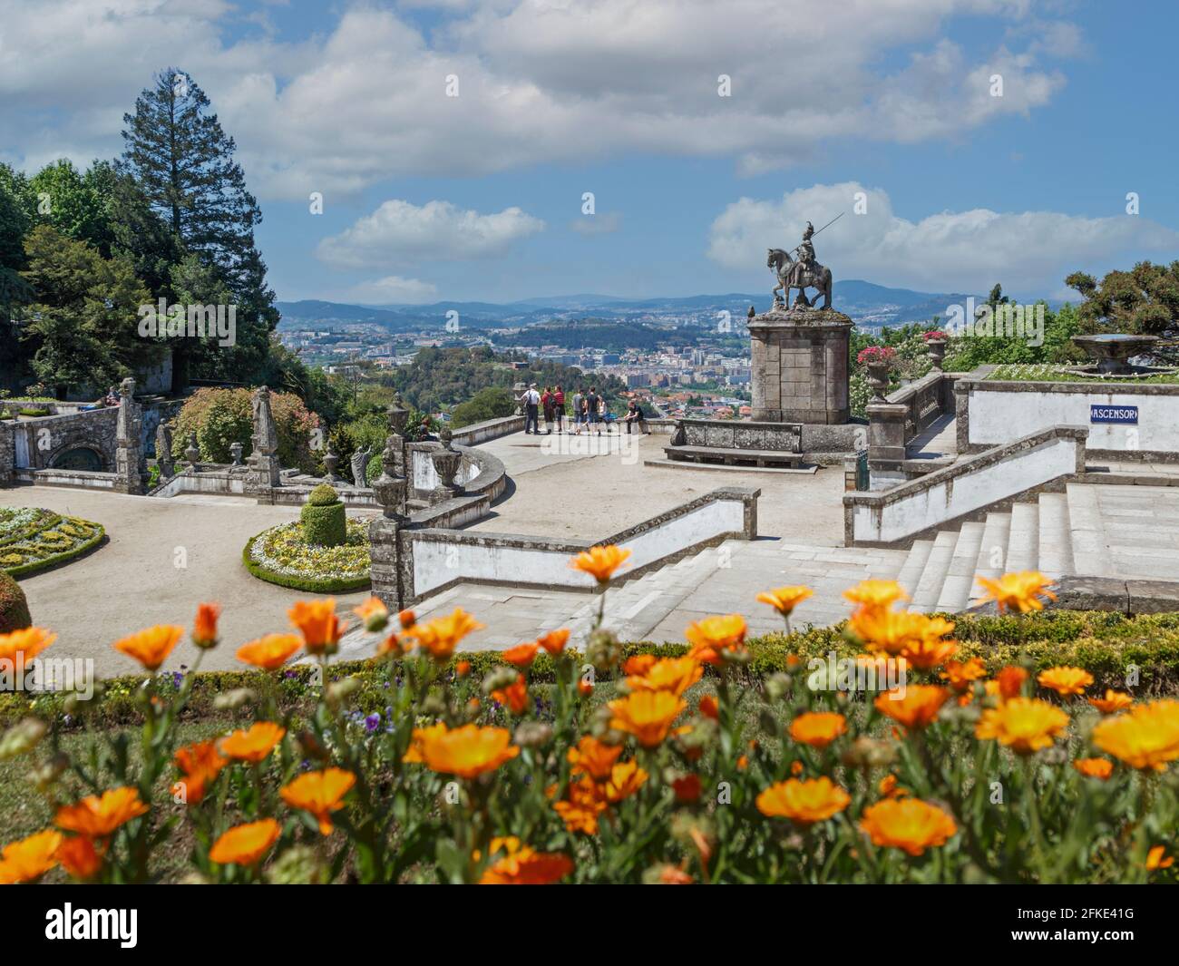 Braga, distretto di Braga, Portogallo. Patio di fronte alla scalinata barocca presso il santuario di Bom Jesus do Monte. La statua è di San Longino. BOM Jesus è Foto Stock