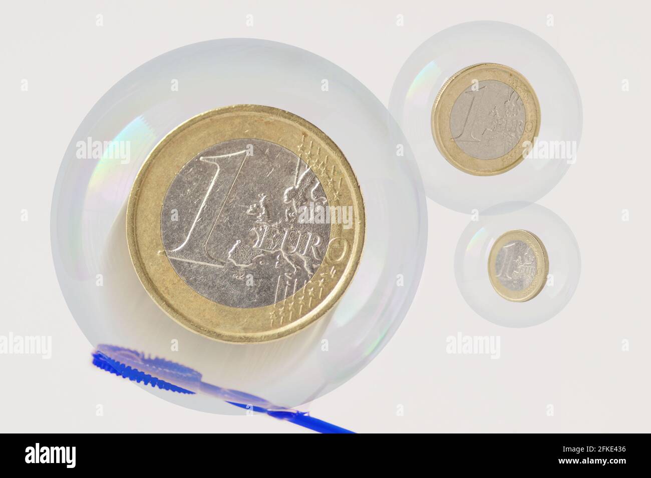Monete in euro galleggianti in bolle di sapone - concetto di finanziamento e insicurezza economica Foto Stock