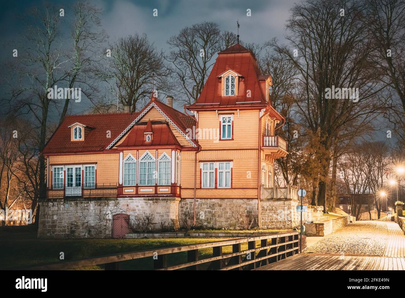 Kuressaare, Estonia. Vecchia casa nobiluomo di legno di notte. Foto Stock