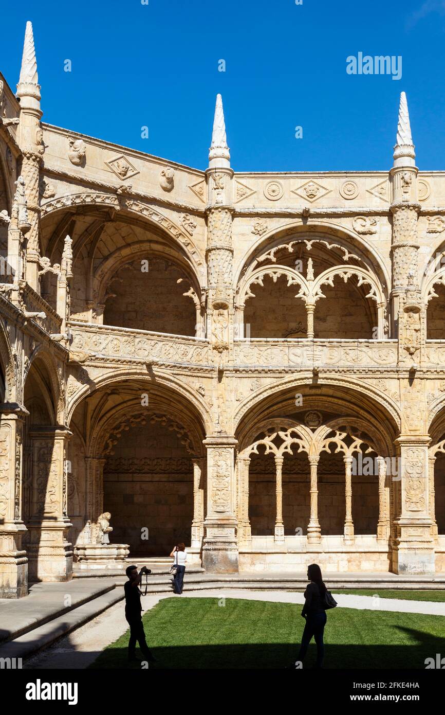 Lisbona, Portogallo. Il chiostro e il cortile del Mosteiro dos Jeronimos, o il Monastero degli Ieronimiti. Il monastero è considerato un trio Foto Stock