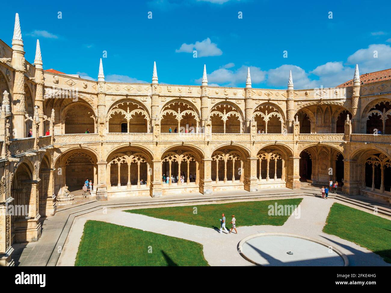 Lisbona, Portogallo. Il chiostro e il cortile del Mosteiro dos Jeronimos, o il Monastero degli Ieronimiti. Il monastero è considerato un trio Foto Stock