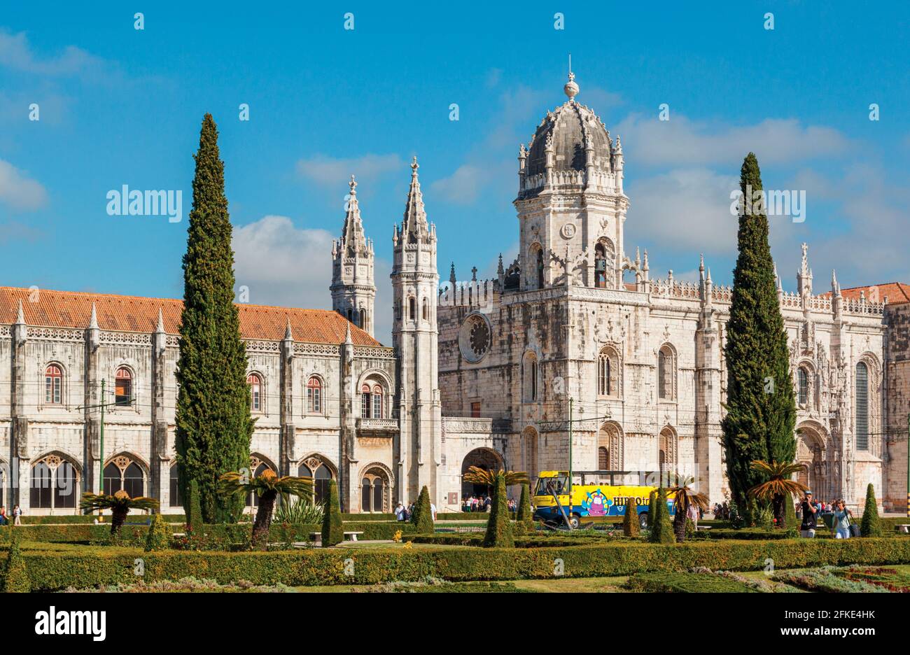 Lisbona, Portogallo. Autobus turistico fuori dal Mosteiro dos Jeronimos, o il Monastero degli Ieronimiti. Il monastero è considerato un trio Foto Stock