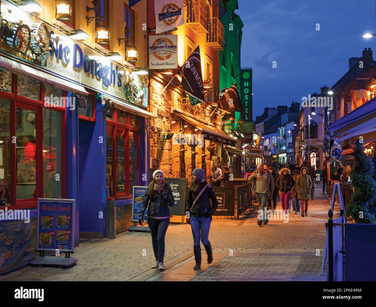 Galway, Contea di Galway, Repubblica d'Irlanda. Eire. Vita notturna. Foto Stock