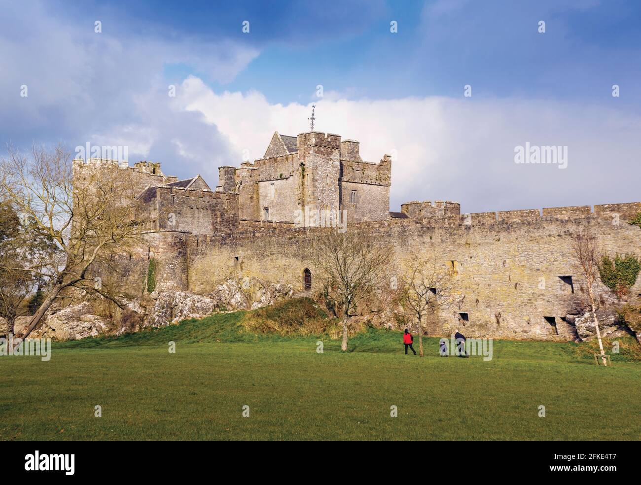Cahir, County Tipperary, Repubblica d'Irlanda. Eire. Persone passeggiando dal castello 13 ° secolo. Foto Stock
