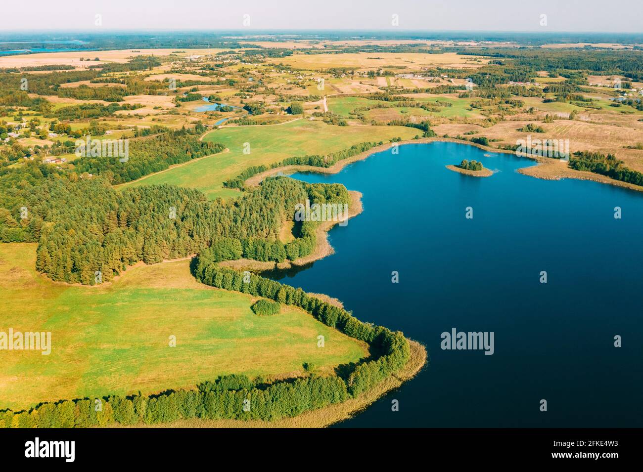 Distretto di Braslaw, Vitebsk Voblast, Bielorussia. Vista aerea del lago Nedrovo, paesaggio della foresta verde. Vista dall'alto della splendida natura europea Foto Stock