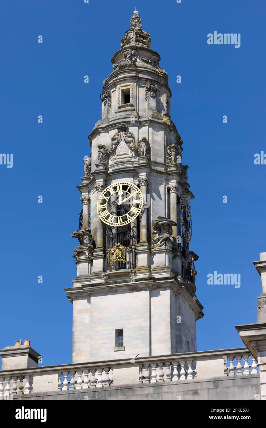 La torre dell'orologio alta 59 metri del Municipio di Cardiff, Galles del Sud, Regno Unito Foto Stock