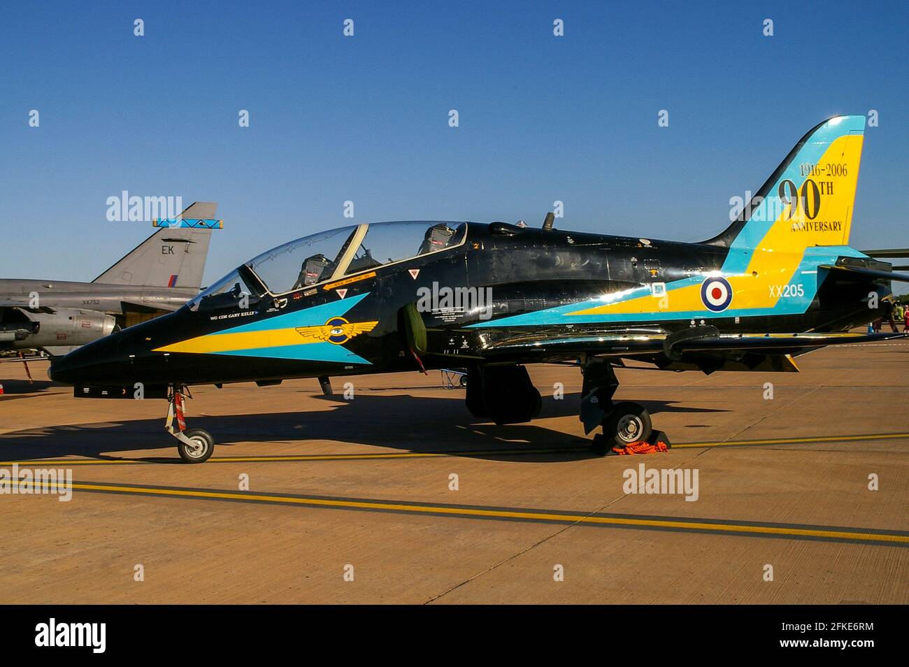 RAF Royal Air Force BAE Hawk T1 al Royal International Air Tattoo 2006 RAF Fairford, Regno Unito. 90° anniversario 208 squadrone speciale schema di vernice Foto Stock