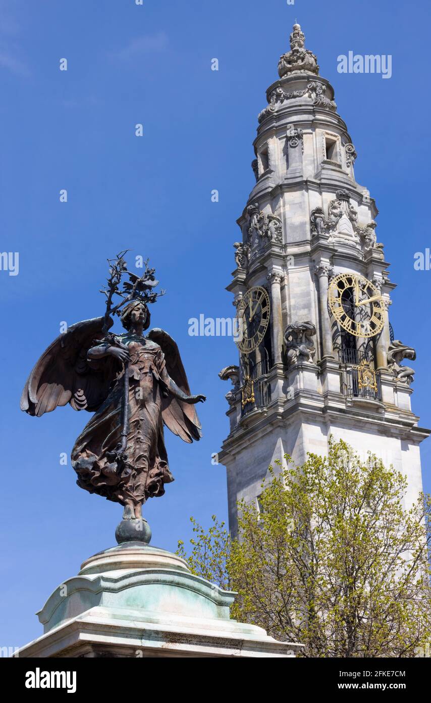 Il memoriale di guerra sudafricano e la torre dell'orologio del Municipio di Cardiff, Galles del Sud, Regno Unito Foto Stock