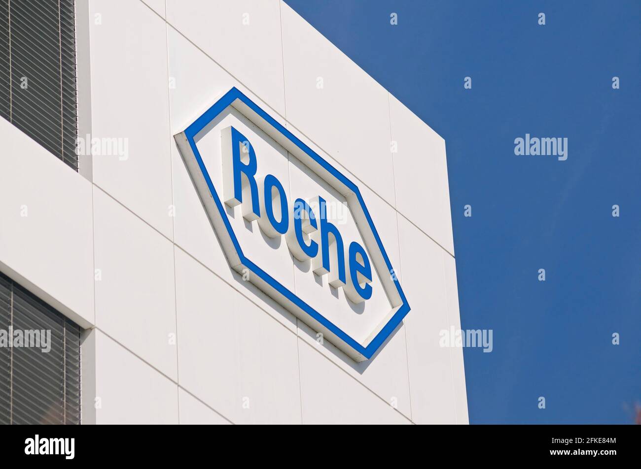 Rotkreuz, Zug, Svizzera - 28 marzo 2021 : firma Roche davanti al campus di Roche Diagnostics a Rotkreuz, Svizzera. F. Hoffmann-la Roche AG i Foto Stock
