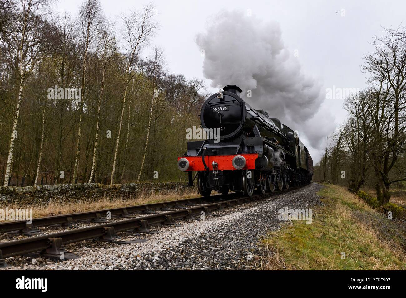 Treno storico a vapore (loco) e carrozze su binari, soffia nuvole di fumo viaggiando su una ferrovia panoramica patrimonio rurale - KWVR, Yorkshire, Inghilterra, Regno Unito. Foto Stock