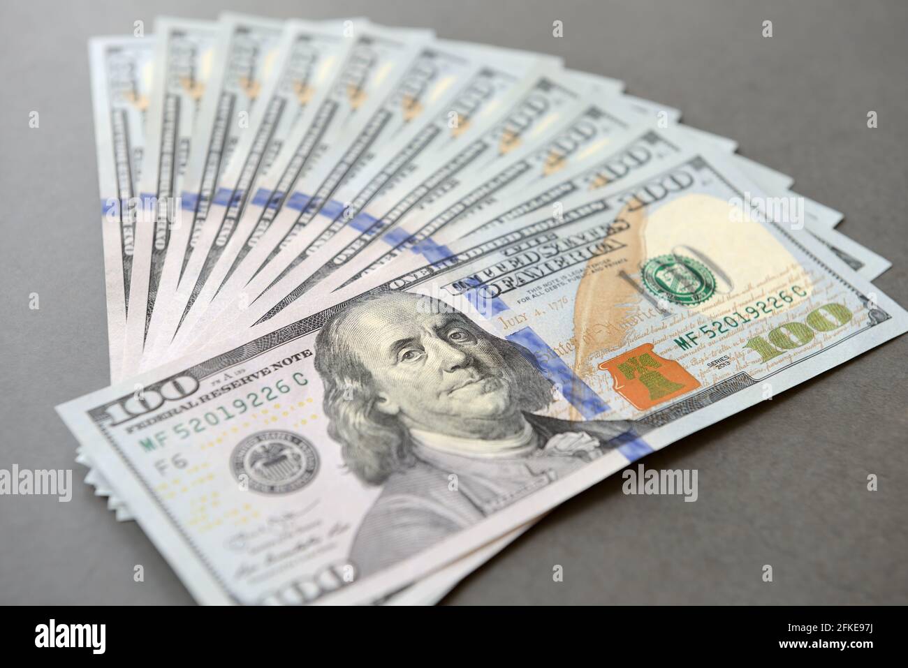 Cumulo di un centinaio di banconote da dollaro come sfondo di denaro. Le nuove fatture del dollaro si diffondono nel concetto finanziario. Foto Stock