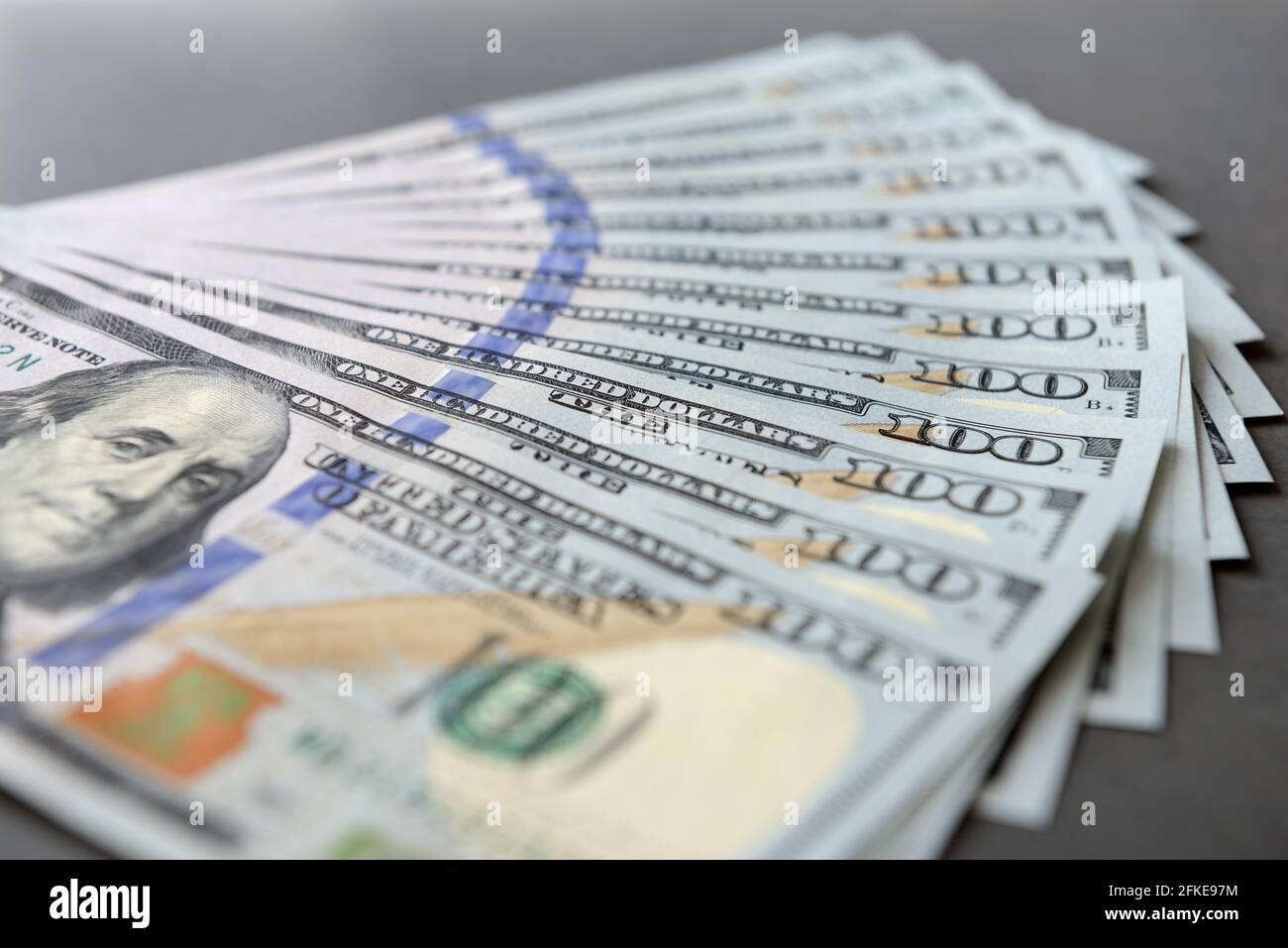 Cumulo di un centinaio di banconote da dollaro come sfondo di denaro. Le nuove fatture del dollaro si diffondono nel concetto finanziario. Foto Stock