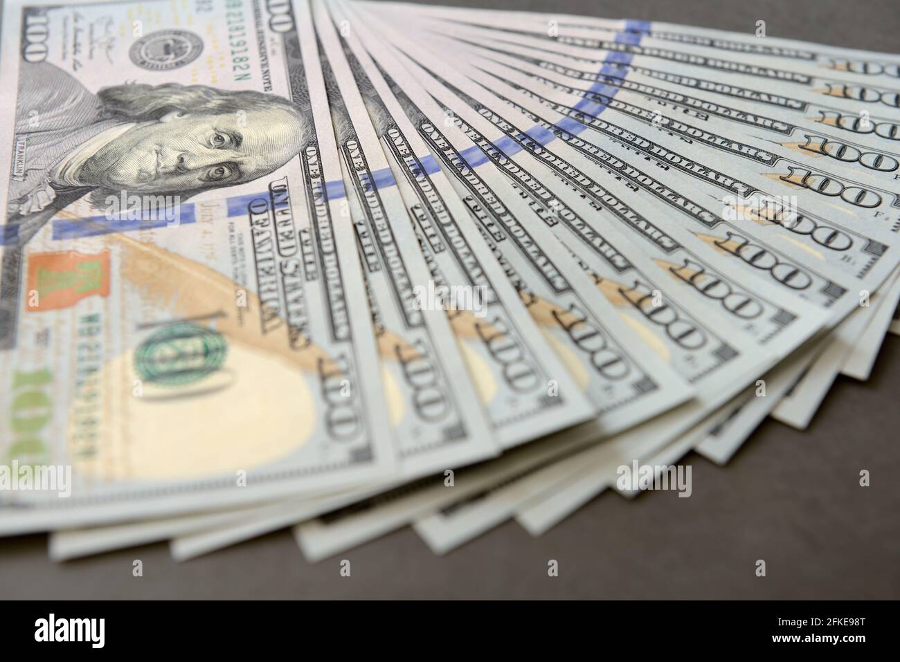 Cumulo di un centinaio di banconote da dollaro come sfondo di denaro. Le nuove fatture del dollaro si diffondono nel concetto finanziario. Foto Stock