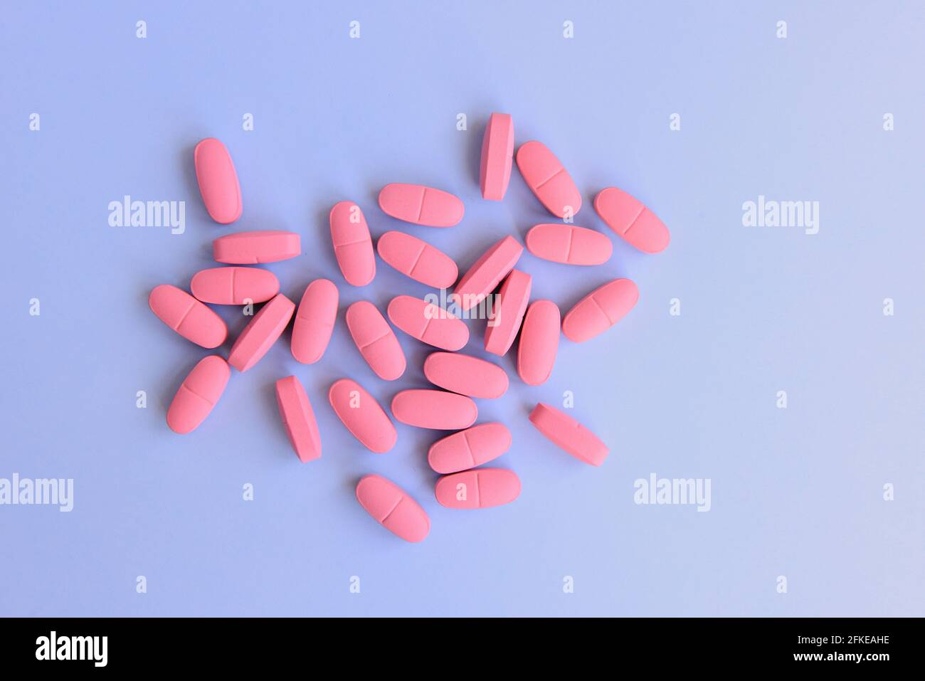 / Medico-sanitaria concetto: alcuni medici pillole colorate Foto Stock
